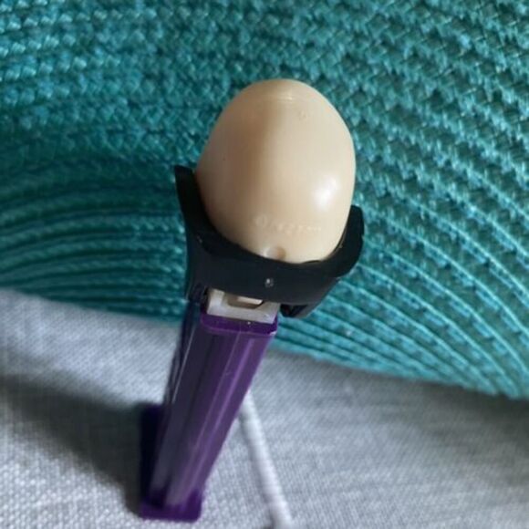 VINTAGE 1971 PEZ SKELETON SKULL W/ PURPLE CAPE/FEET HALLOWEEN RARE Slovenia - Picture 5 of 7